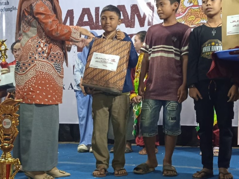 PENERIMAAN HADIAH LOMBA TINGKAT DESA OLEH SISWA SDN 3 KEDUNGLO
